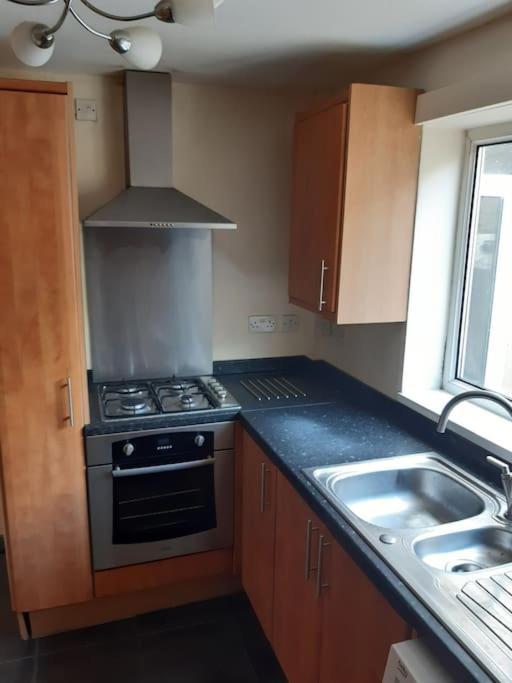 Medway Getaway - 3 Bed Home With Luxury Bathroom Chatham  Dış mekan fotoğraf