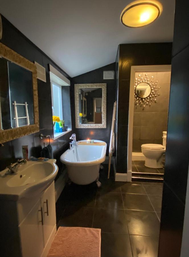 Medway Getaway - 3 Bed Home With Luxury Bathroom Chatham  Dış mekan fotoğraf