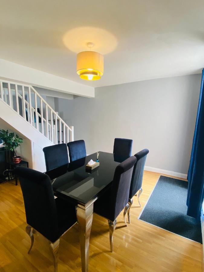Medway Getaway - 3 Bed Home With Luxury Bathroom Chatham  Dış mekan fotoğraf